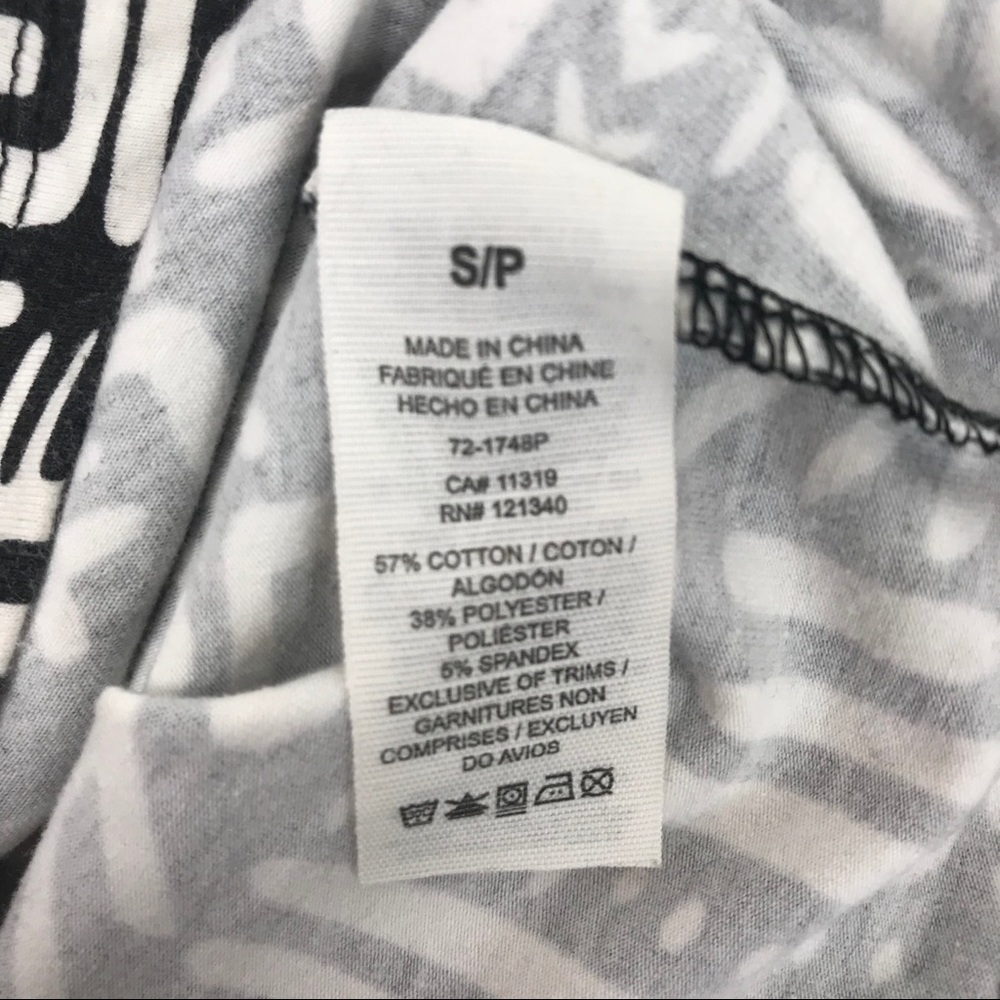 3/$25 black and white geo print crop top - Picture 4 of 5